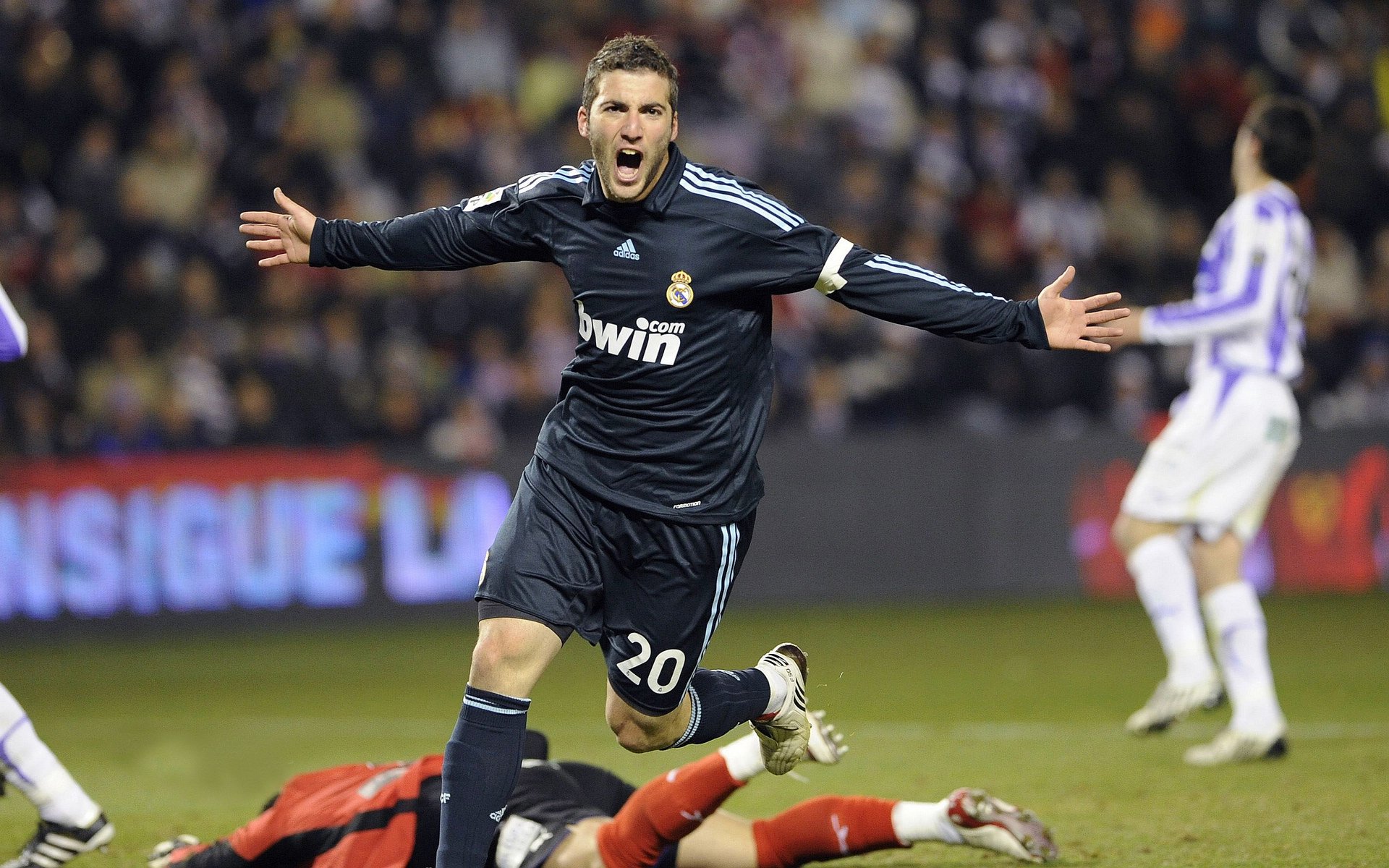 本土足球明星温情助力青少年发展计划，足球明星 受欢迎